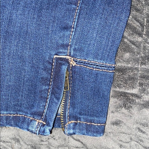 Ripped Jeans - Picture 3 of 4